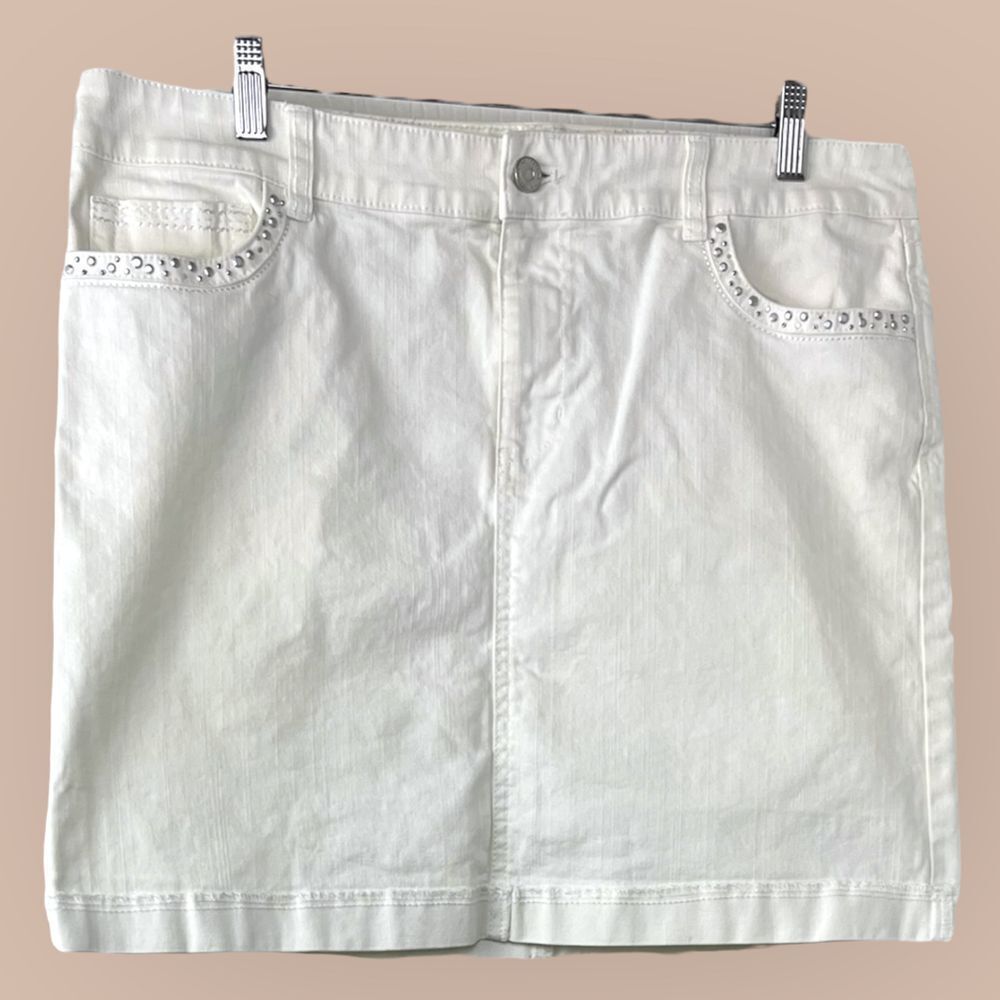 White House Black Market White Mini Skirt with Studded Pockets